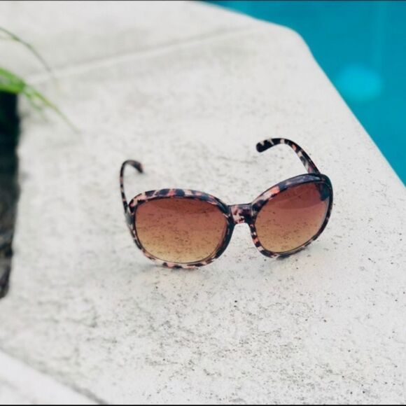 Oversized Round Tortoise Sunglasses - Picture 3 of 3